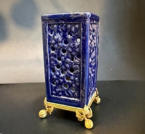 brushpot for the scholar in reticulated aubergine porcelain - Kangxi 1662/1722
Bronze mount 19th century French ware

